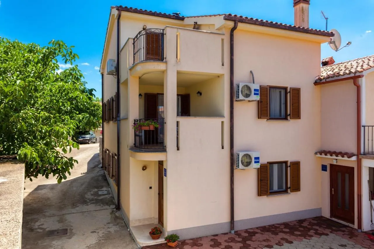 Apartments By The Sea Porat, Krk - 19272 Malinska
